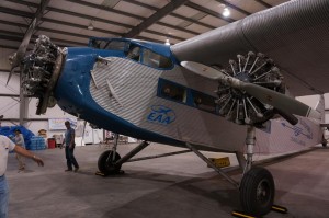 Tri-motor in hangar4_1280